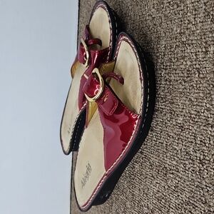 Alegria MIL-124 Red Patent Leather Platform Thong Sandals Sz 38 / 8 Womens